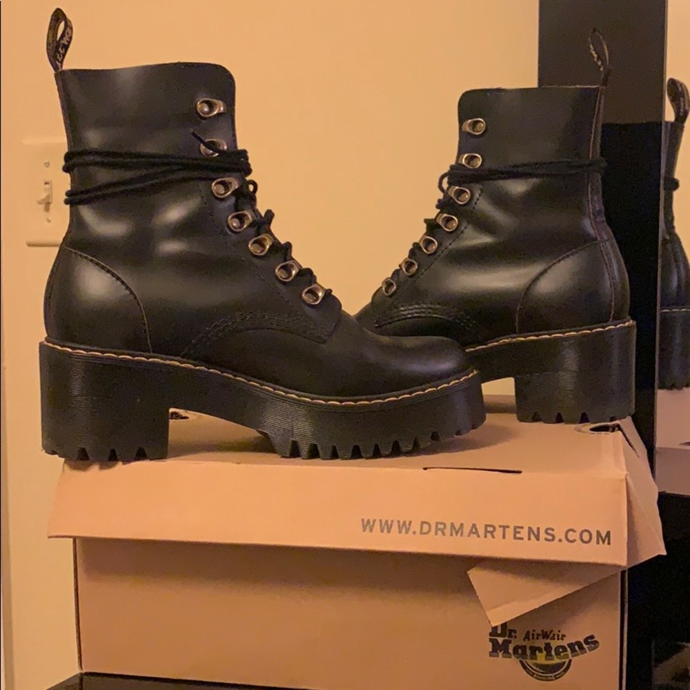 Dr. Martens Leona boot